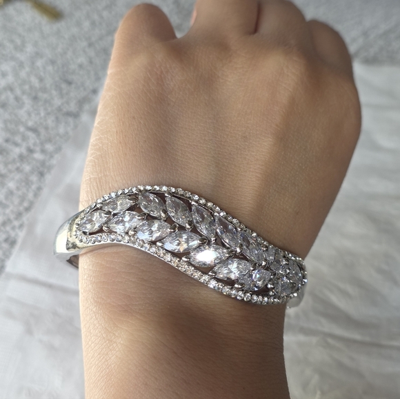 Boutique Elegant Silver Crystal Bracelet - Picture 11 of 14
